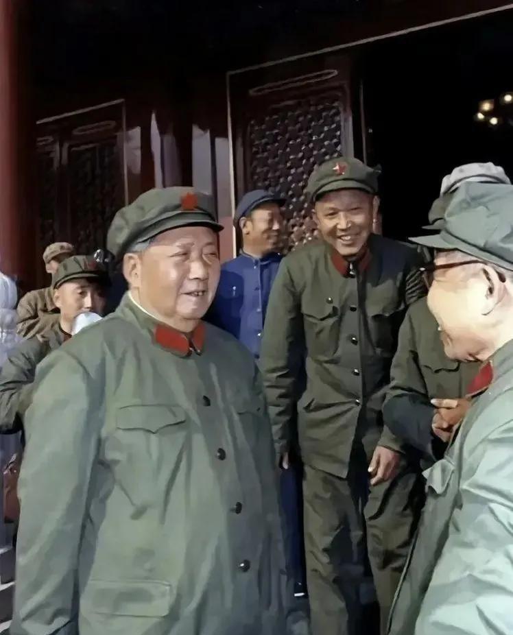 毛主席穿上了军装，气度不凡，更有魄力。在天安门城楼上，同将军们在交谈。
大家喜笑