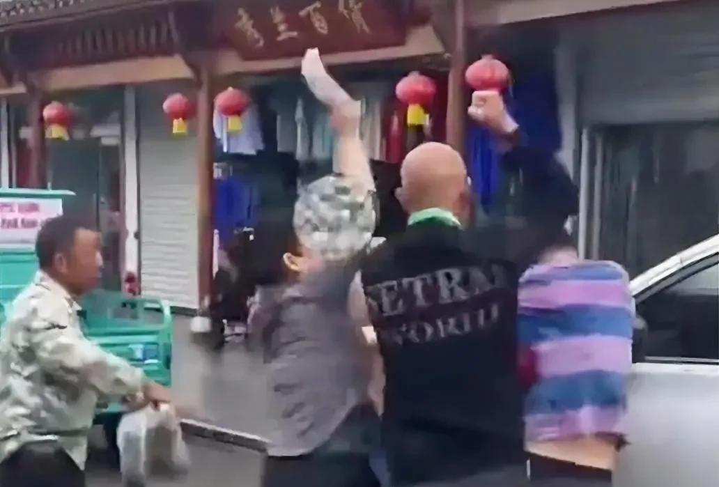 游客在安徽宣城被殴打事件发生后，我在画面中注意到，打人者中竟然还有一名老年人，看