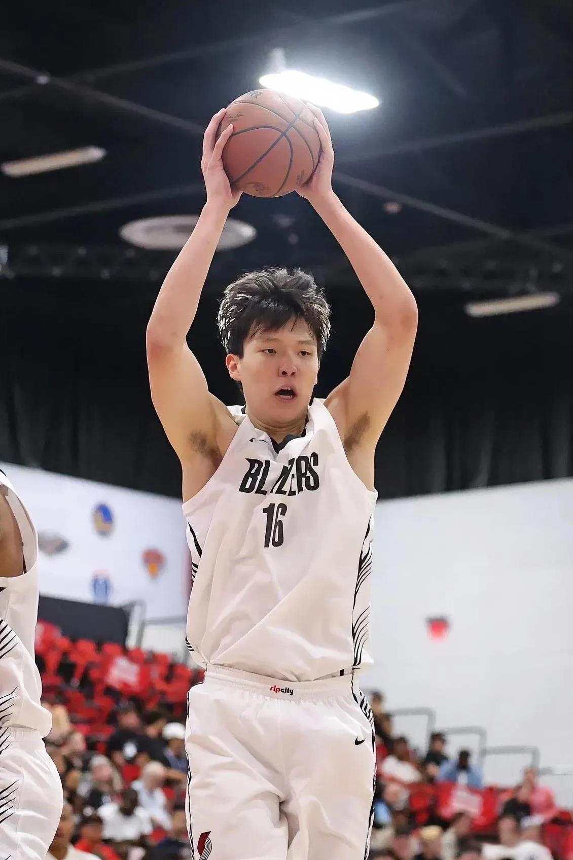 场均10+5+3+2，杨瀚森有望进入最佳新秀一阵！
杨瀚森参加了4场NBA夏季联