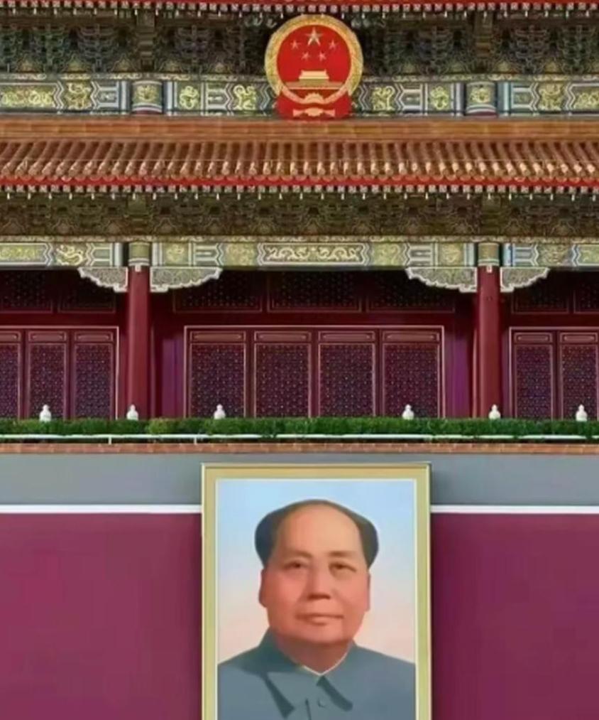 网友提议，在每日升降国旗之际，向天安门城楼高悬的毛主席巨幅画像行注目礼或致以三鞠