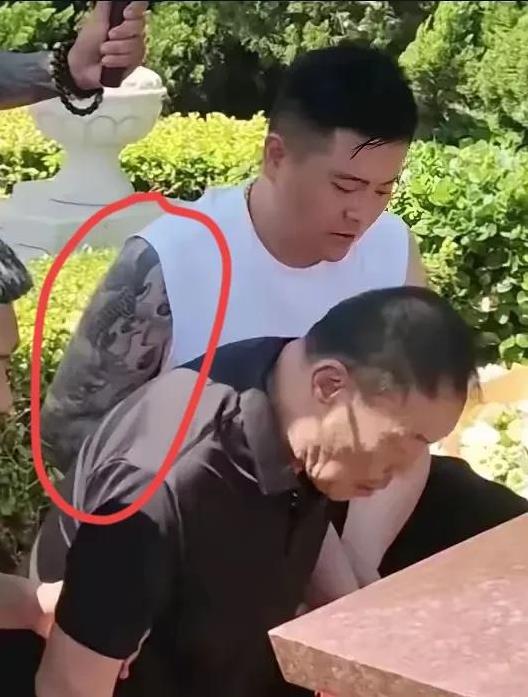 怎么又是大花臂？7月11日，杨老先生功德圆满，到了第三天13日，按照各地的规矩，