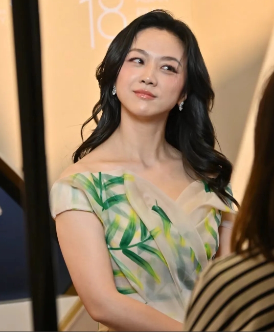 我只嫉妒汤唯一件事
不是她的美貌，也不是她的婚姻
更不是她的电影，而是她居然敢当