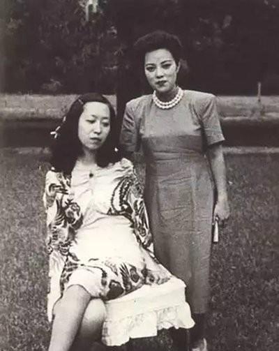 1995年，74岁张爱玲在美国出租屋内去世，尸体一周后才被发现，亲弟得知消息后从