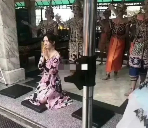 谢娜现身寺庙，身家过亿还求啥？
 
近日，有网友在寺庙偶遇谢娜。照片里，谢娜穿着