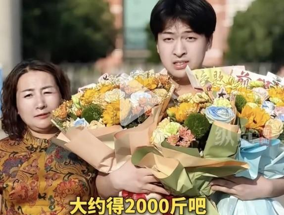 广西桂林的女孩高考结束后，是挑着自己的行李回家，而山东青州一男生，则是把同学的行