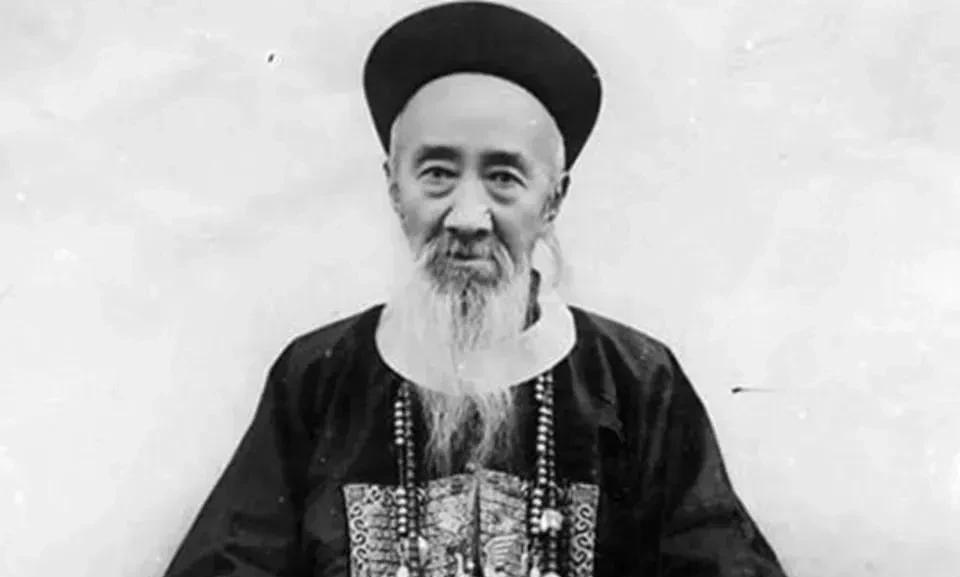 1863年，张之洞和妻子吵架，他一脚将妻子踢倒在地，妻子趴在地上一动不动。屋内的