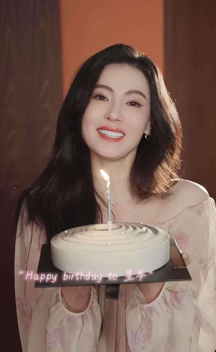 张柏芝为周星驰送生日祝福啦！
视频中的她仙气飘飘，手捧蛋糕，
为周星驰唱生日歌，
