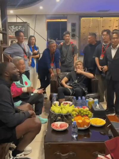 格林一看这阵势都懵圈了，整个氛围的压迫感太强了，感觉个个都是大神，稍有不慎就回不