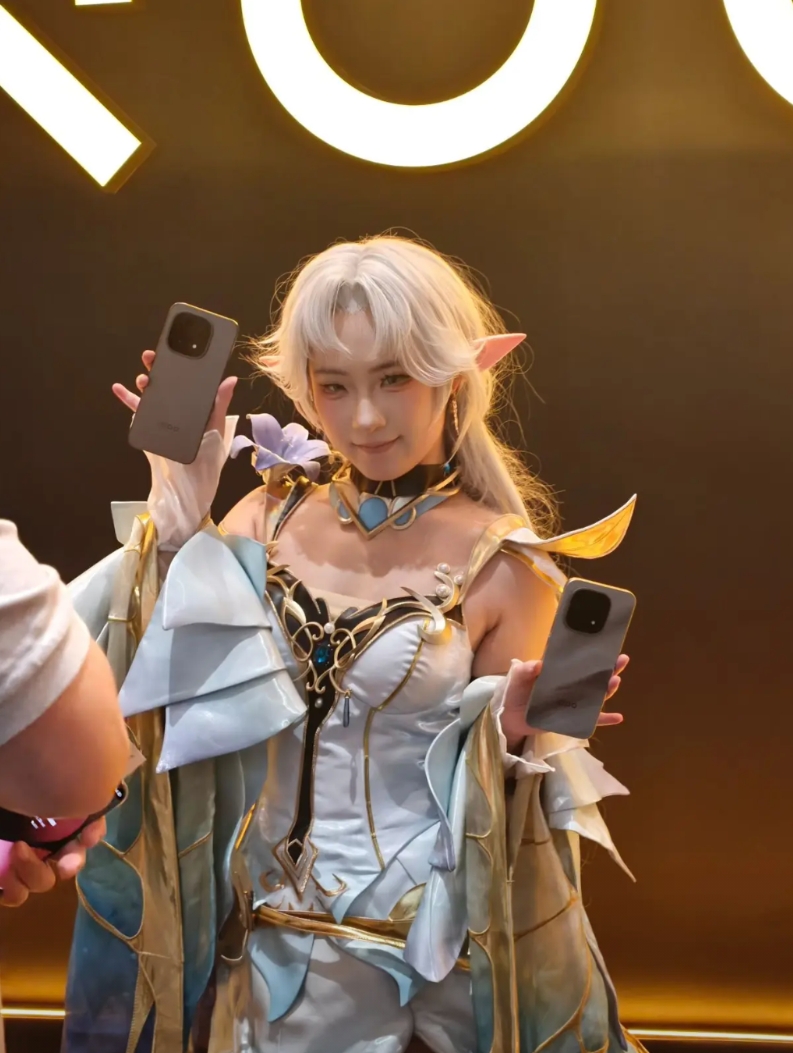 从目前的销量数据来看，近期这批国产新手机中，蓝厂是最大的赢家，vivo X300