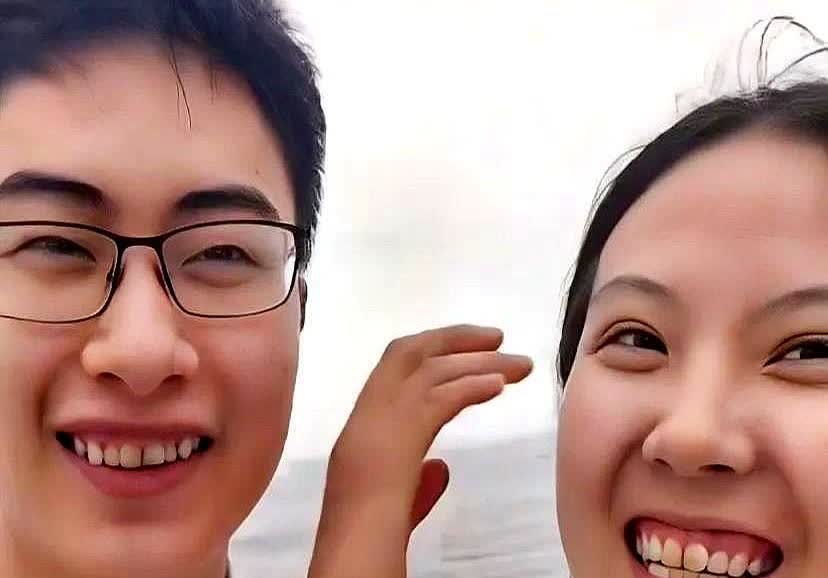 庞众望小雨牵手成功，老一辈人说的果然没错确实有福相

我发现他俩都有一个共同
