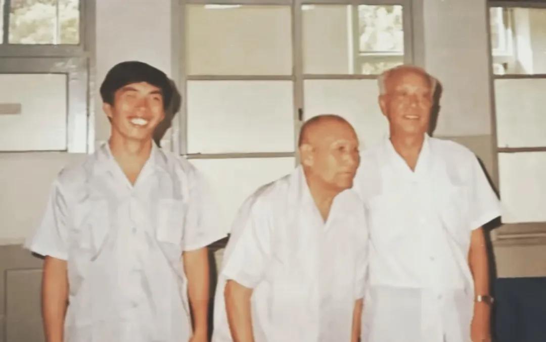 1985年盛夏，万里同志专程探望住院的何长工。他轻握老人双手，关切询问近况，眼角
