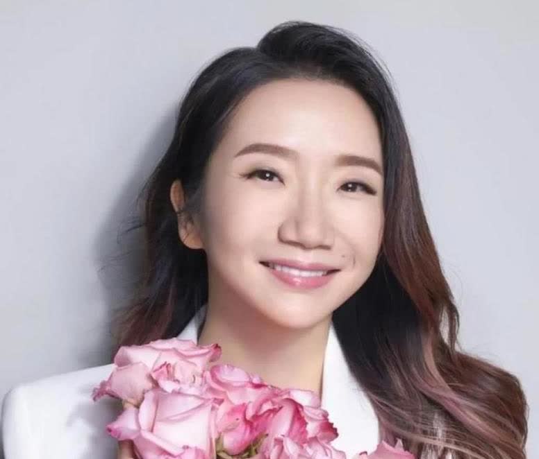 我有点不明白呀，

为啥陶晶莹的老爸是一个媒体工作者，

陶晶莹在湾湾还