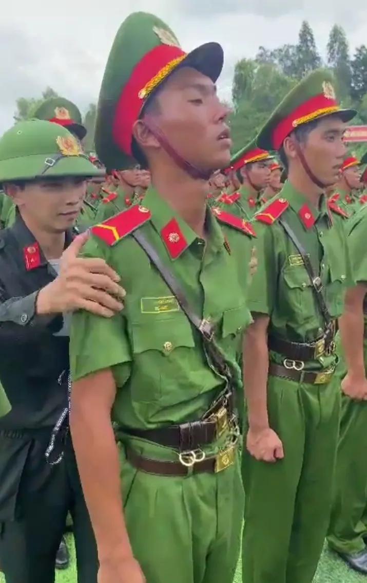 猴子兵中暑了 ，后面一个一直帮他按摩，请问这样的兵能上战场吗，看着瘦不拉几的。