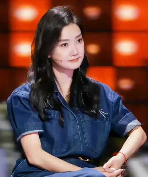 玲花说啥也想不到

老搭档曾毅的品味居然这么差！
因为曾毅一时的迷惑，凤凰传奇口