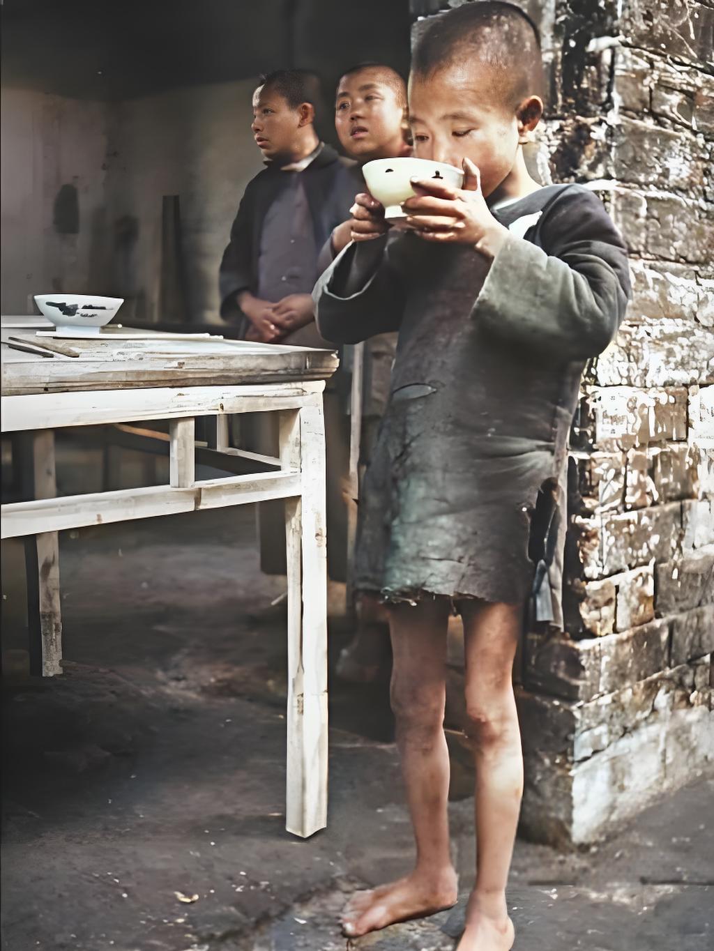1946年，我国南方爆发大饥荒，一位长期挨饿的孤儿在喝一碗稀粥，因为喝的太急，肠胃不适全部吐了出来