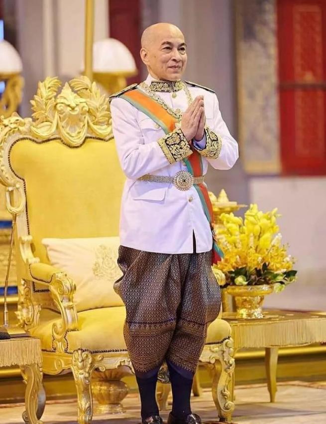 柬埔寨都已经乱成一锅粥了，但令人意外的是柬王西哈莫尼至今没有发声，反倒是洪森父子