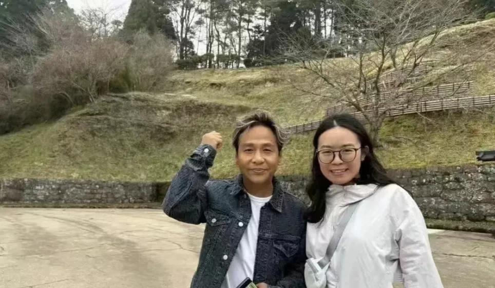 宋小宝日本游玩，穿戴阳光，新发型太出彩，被网友偶遇，兴奋合照分享，从照片来看，这