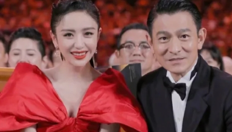 2015年，贾玲再次上春晚，导演想让她给魔术表演做托儿，没想到贾玲义正言辞地说了