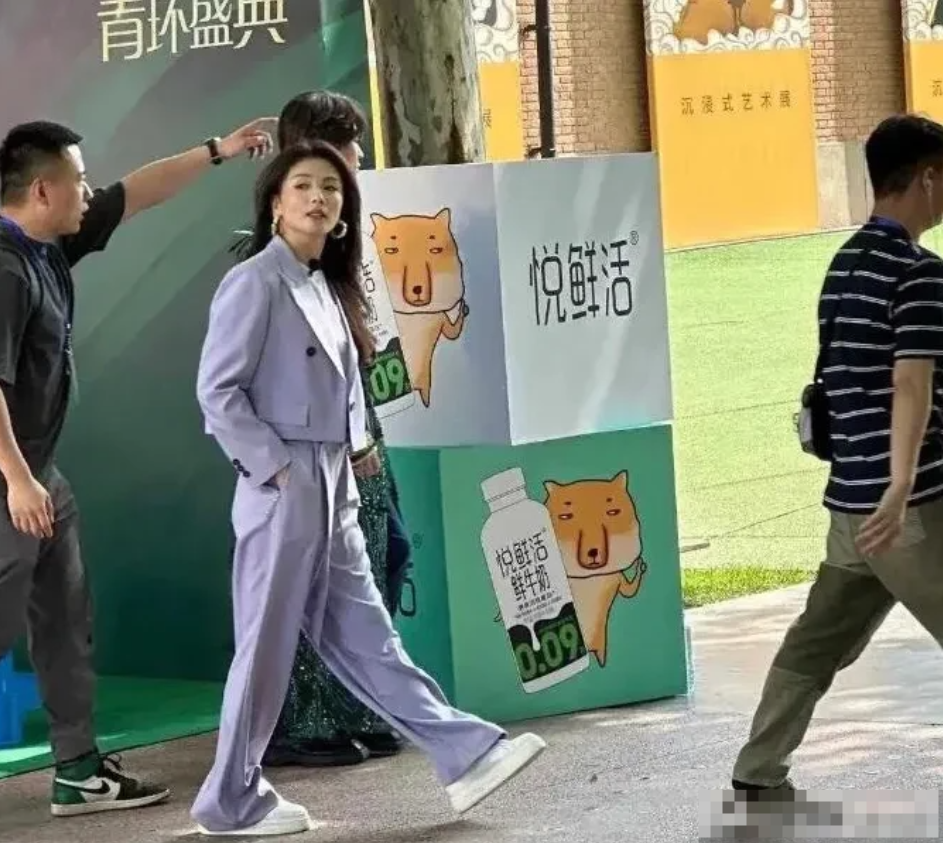难得一见刘涛现实中的这一身紫色西装的打扮，挺酷的比较干练，不过身高没有电视上的高