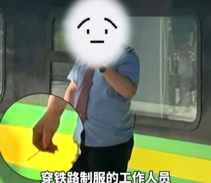 “吃饱了撑的！”四川，女子出站时，发现高铁工作人员在站台抽烟，她果断拿出手机，偷