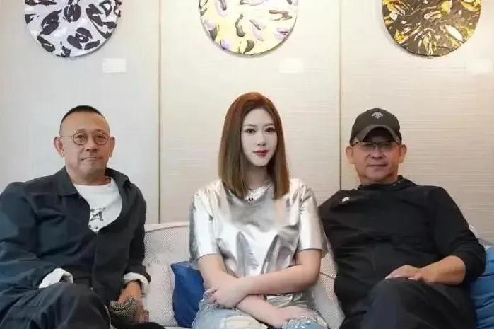姜文给三个孩子起的名字：大女儿姜一郎、大儿子姜次郎、小儿子姜太郎。曾不少网友质疑