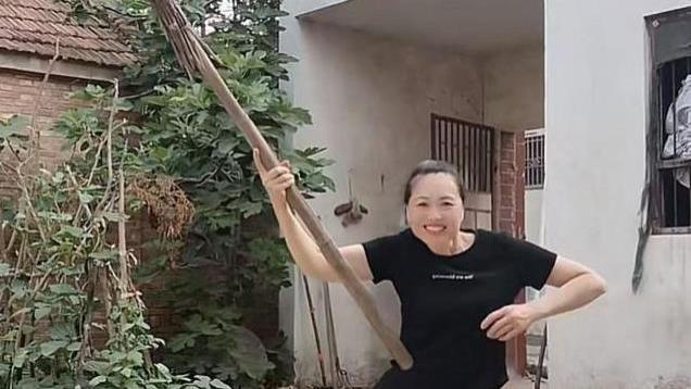 河南52岁阿姨跳舞走红：一开始是好奇，要技巧才有感觉
