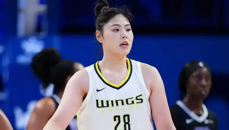 李月汝小宝WNBA交易到达拉斯飞翼后的第四场比赛终于如愿以偿打上首发，而小宝也够