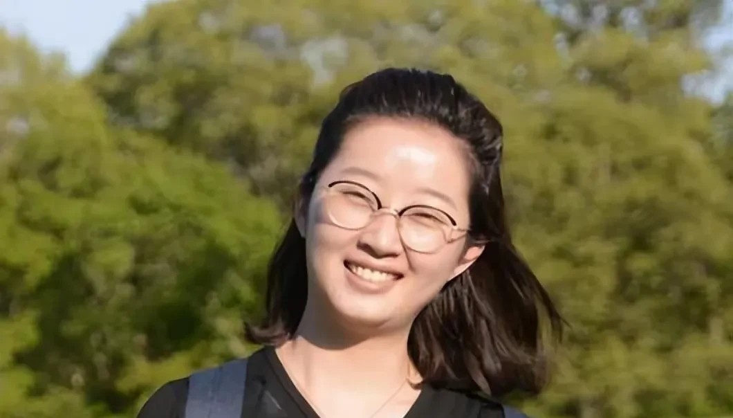 比章莹颖家境好的大部分留学生，也是出去合租的。

她这个案件很无解，这个地方