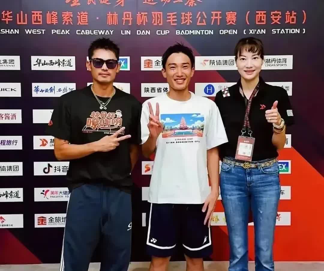 桃田贤斗果然还是出现在了林丹杯的现场，不过不是以参赛运动员的身份，而是变成了裁判