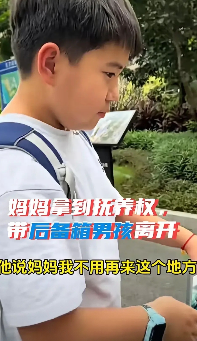 虽然后备箱男孩的生父继母被辞退
但我始终觉得最该被谴责的另有其人
就是因为爷爷奶