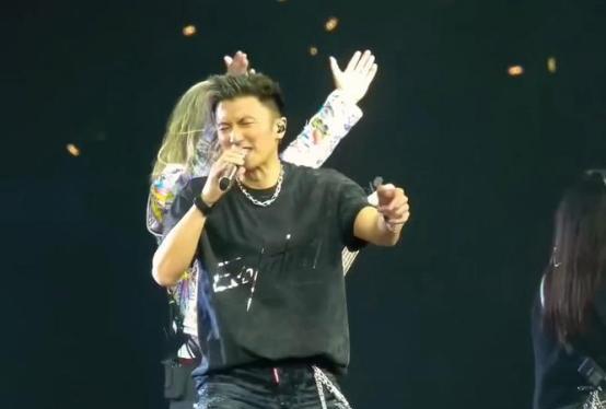 “现在最后悔的人应该是张柏芝吧”，谢霆锋昨晚在红馆开唱，唱到一半突然把话筒一撂，
