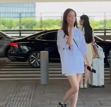 明星的孩子
都那么早熟
15岁的小四月
脸窄、嘴突
根本不随燕子
这是完全遗传了