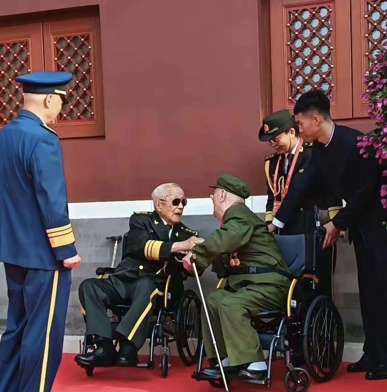 跨越世纪的握手，两位将近百岁高龄的老将军，曾经在战场上战功赫赫，另敌人闻风丧胆，