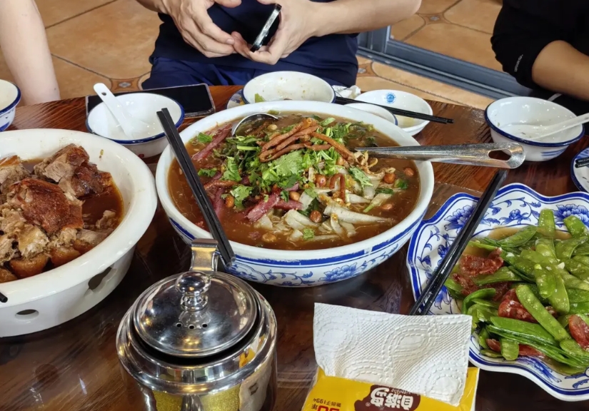 现在对违规吃喝查得越来越严格，各种聚餐饭局都要小心谨慎，然而在工作日当中，不少干