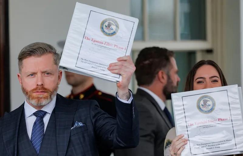 美国“爱泼斯坦案”真是越闹越大，还让特朗普阵营裂痕扩大了。美国司法部和联邦调查局