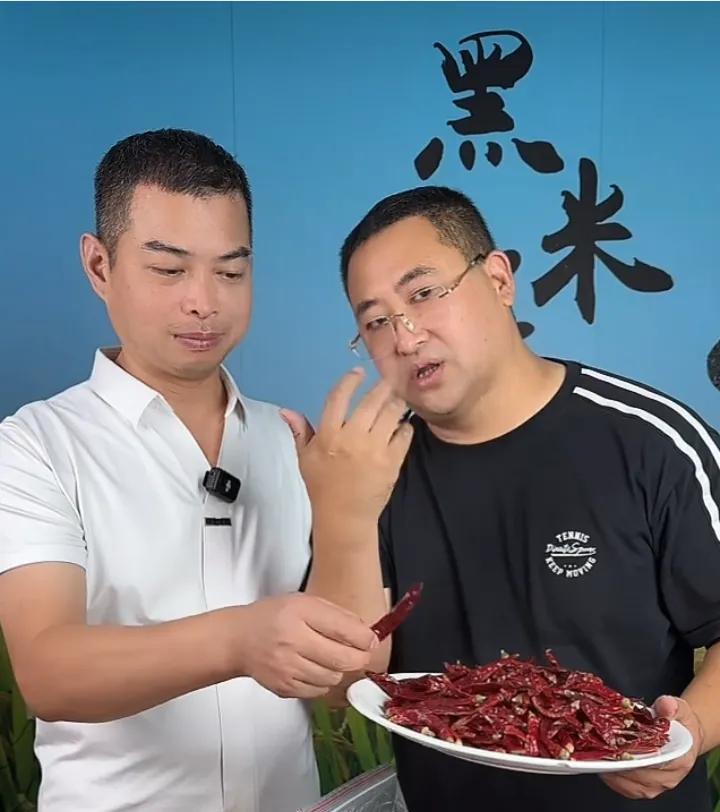 好消息，许妈姚爸来到了姚家男儿的直播间，直播间瞬间就热闹起来了！
许妈姚爸打了声