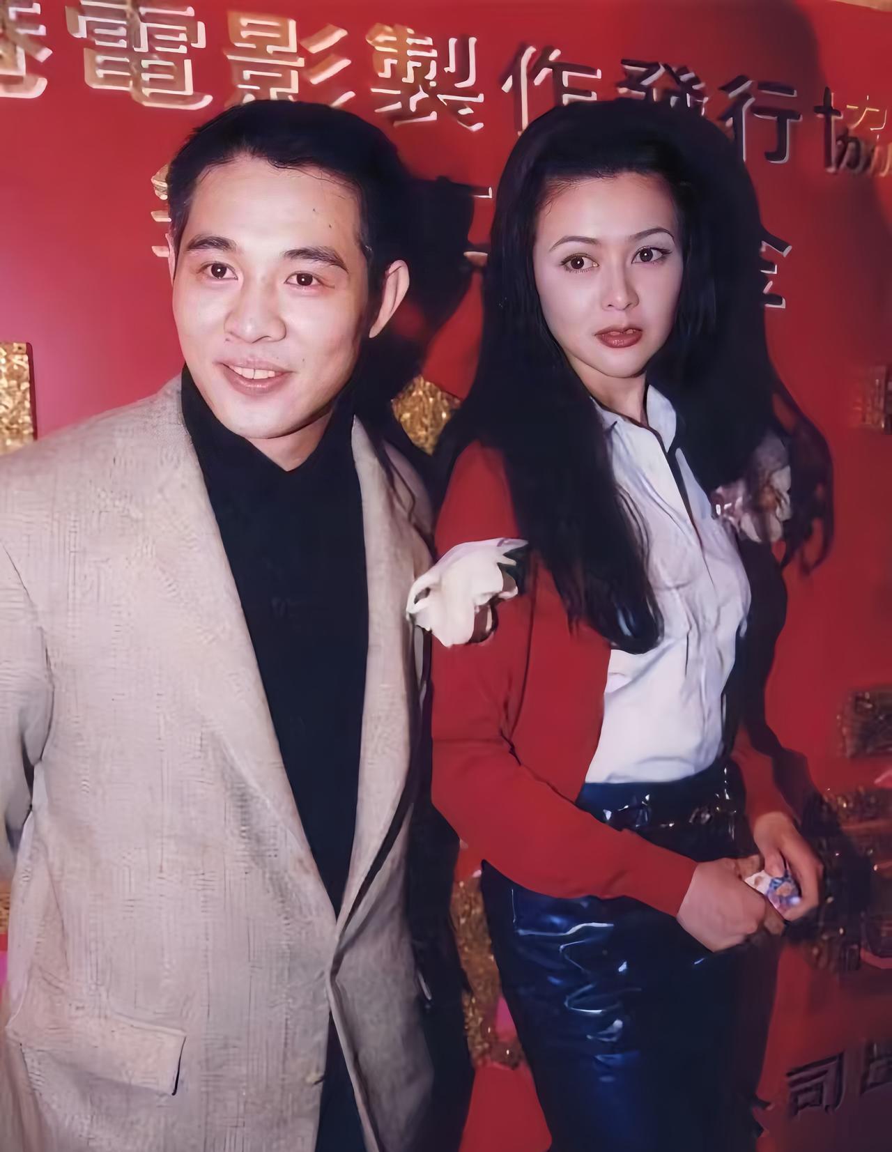 李连杰与关之琳早年合影，两人一起为电影做宣传的画面。
李连杰是一眼就认出来了，关