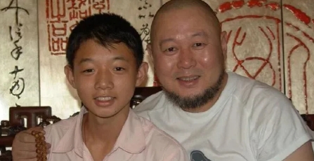 1992年，火风与原配妻子仲小萍离异后，一年只能见儿子霍尊3次面。一次，霍尊到再