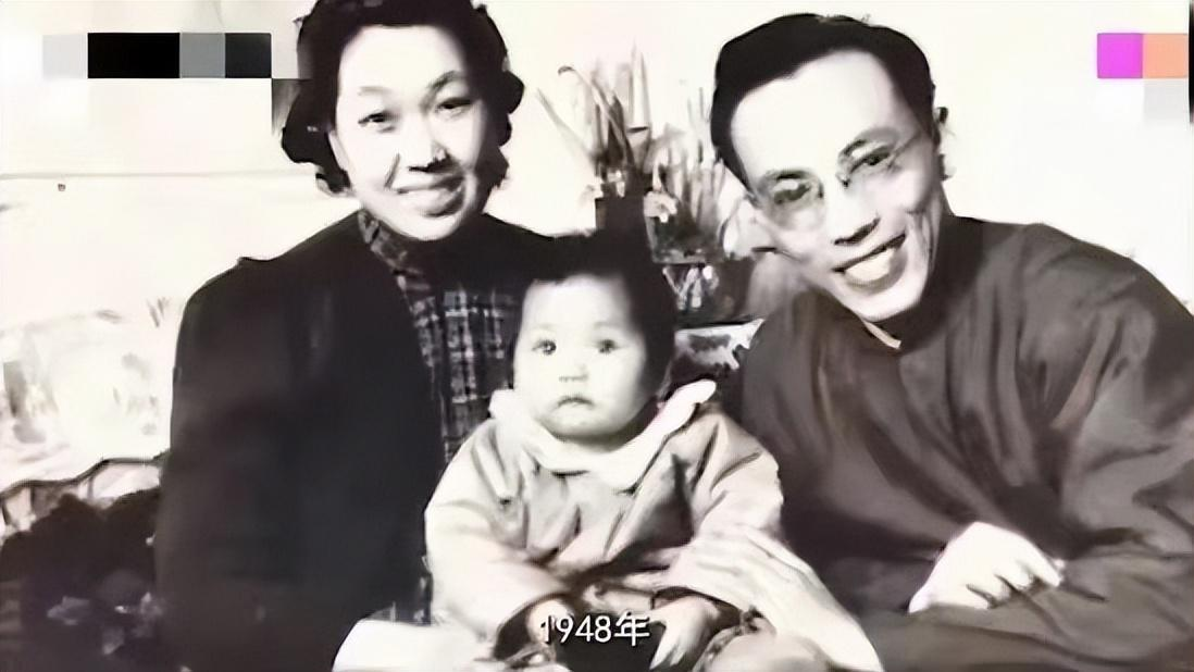 1948年，男子不顾妻子反对，用刀划开了刚出生3天女儿的后背，挤出溃烂处淤血，看