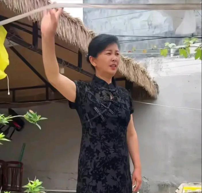 6.26马上就要开会了，田家人一起穿上了旗袍，这是给亲家助威！
孩子放暑假，田蜜
