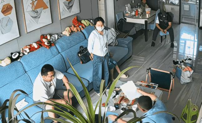 夫妻要离婚，妻子毫不犹豫签字离开，连儿子都没看一眼。  



调解员完成离婚协