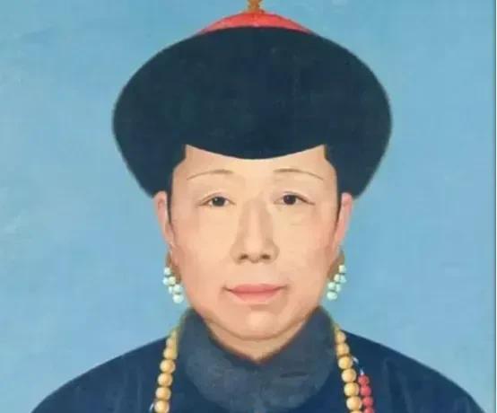 1735年，雍正去世，乾隆请示母亲，是否和雍正合葬，需要在地宫留位置，没想到，皇