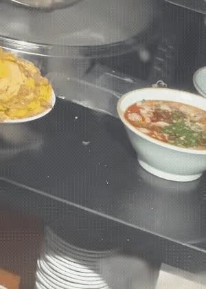 煮饺子不拆塑料袋直接放锅里煮，据说这样煮饺子不会破，一袋就是一份，便于操作。至于
