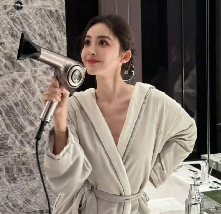 娜扎是真的美！无需华丽服饰和背景，穿睡衣拿吹风机，随手一拍就是大片，皮肤白皙，模