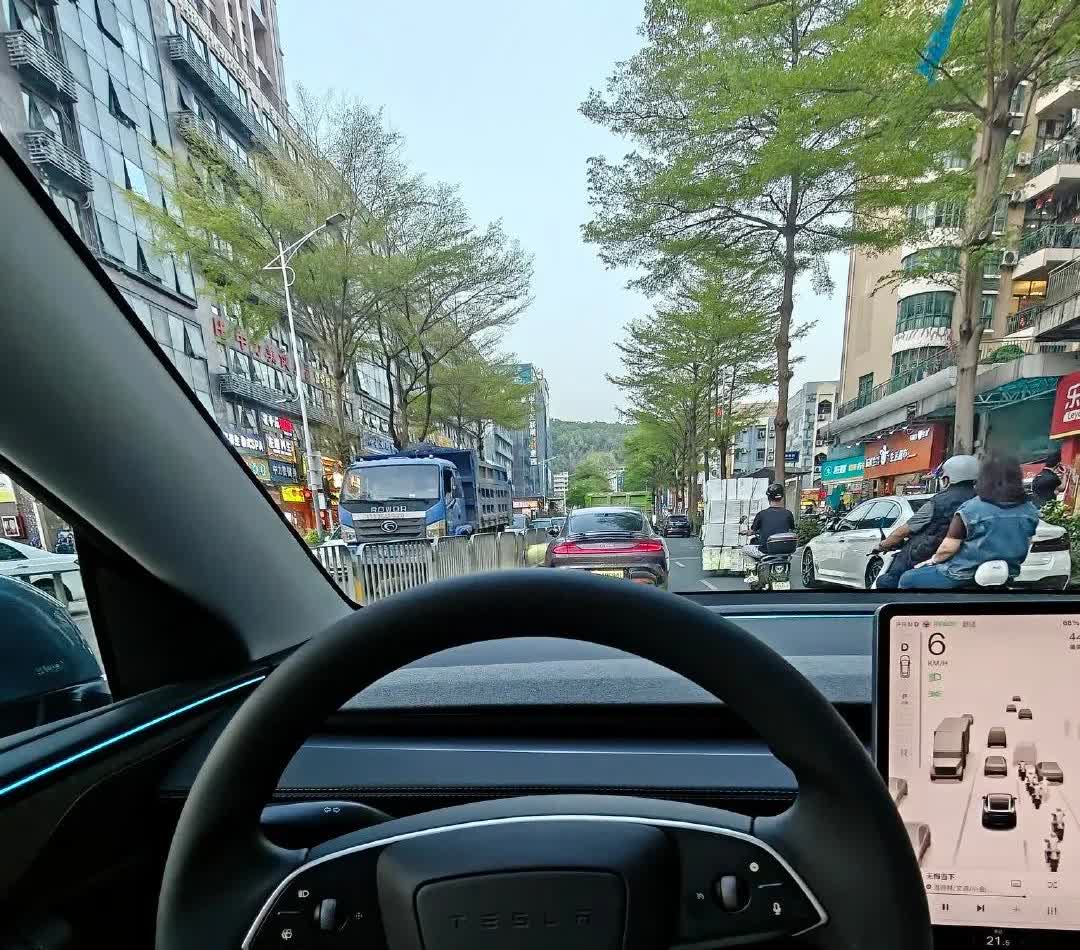 最近这几天借了焕新版特斯拉modelY+开，个人主观有两个感受：
1、不如老款
