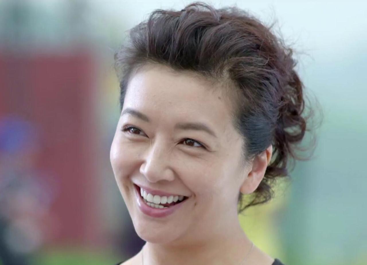 即使没有化妆的江珊，也还是那么的性感迷人。毕竟人家也50多岁了，看起来比李佳有气