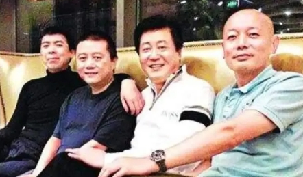 1997年，《甲方乙方》横空出世，揽入3600万票房。冯小刚拿着50000块钱给