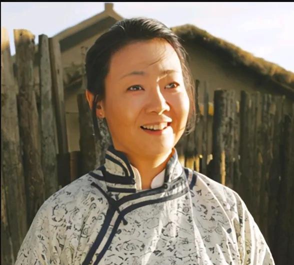 1991年，萨日娜为能分到11平米房子，258元彩礼就嫁给同学潘军。婚后她被嫌弃