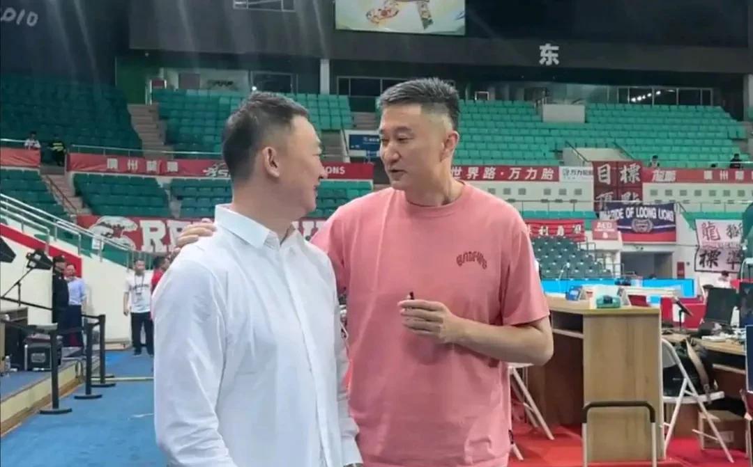 季后赛，广东客战山西G2，恕我直言，赛前，杜锋应放下面子，虚心地向刘维伟请教，如
