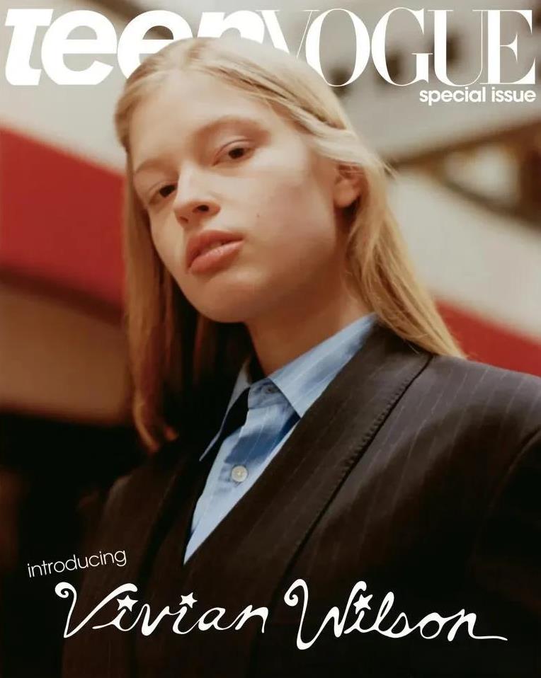马斯克跨性别女儿登上《Teen Vogue》杂志新封面。
20岁的薇薇安·詹娜·